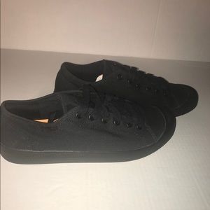 NWOT Palladium Black Flex Lace Low Top Sneakers